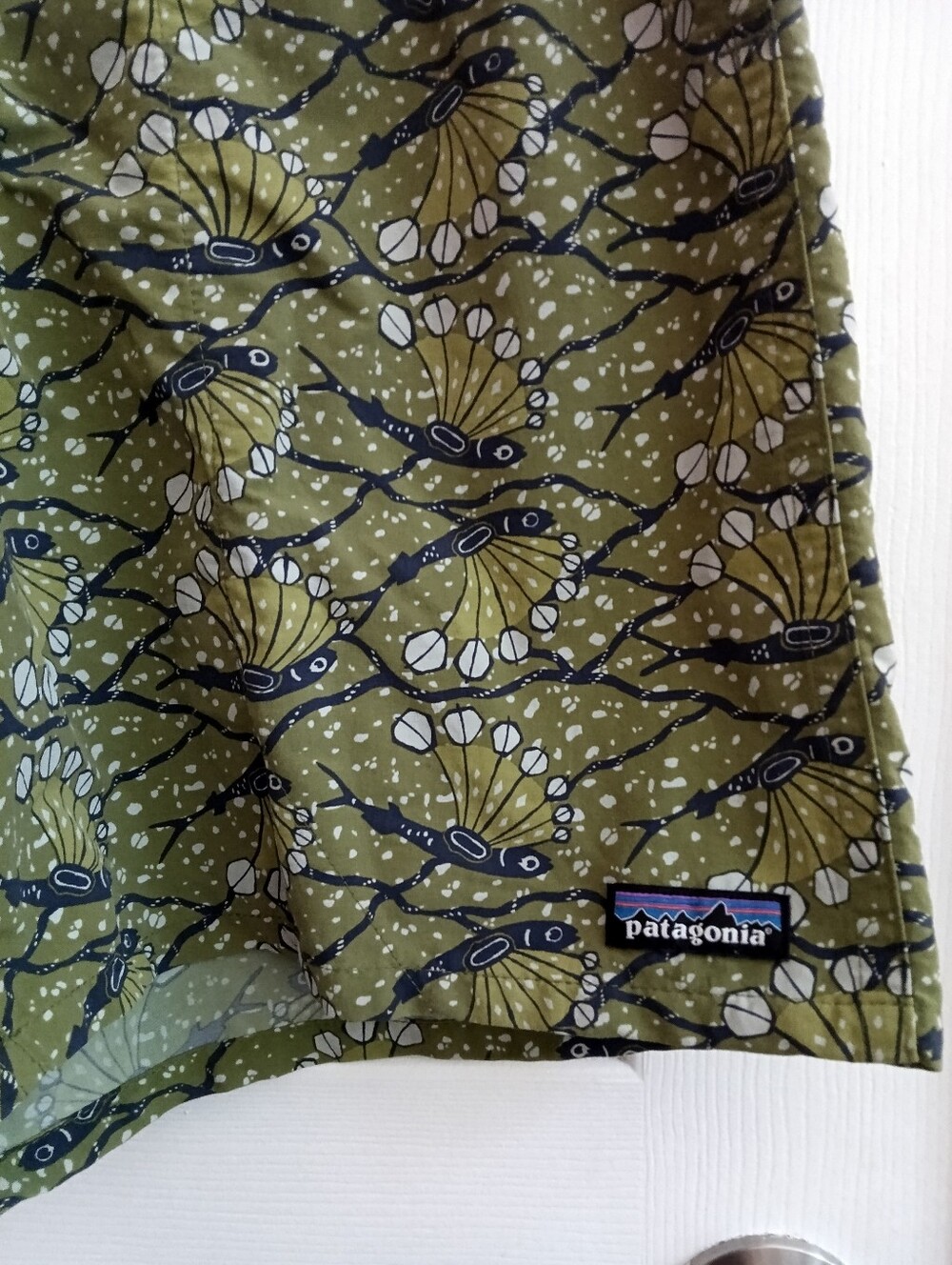 Patagonia Baggies Shorts in the "Hexy Fish: Sprouted Green" Colorway Men's Large - Picture 2 of 7